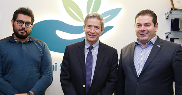 صورة تذكارية بعد استضافة نائب المنسق الإنساني الإقليمي في مكتب عينتاب